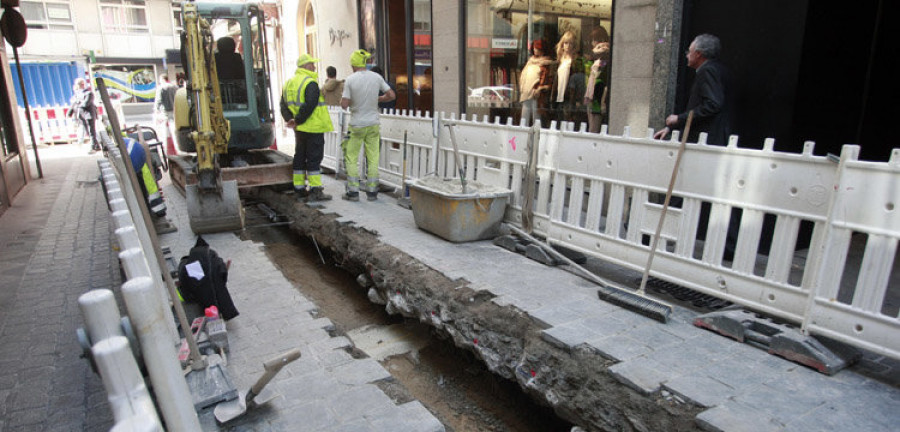 El pavimento de la calle de  los Olmos estará levantado hasta finales de mes por obras