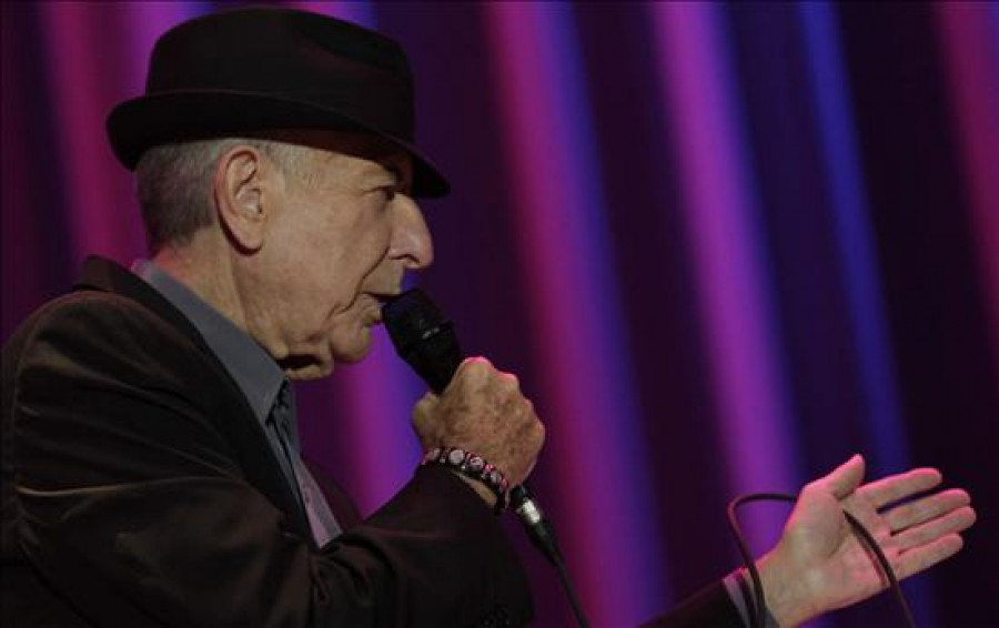 El respetable público de Barcelona se quita el sombrero ante Leonard Cohen