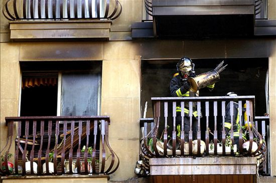 Evacuada una mujer de Cangas intoxicada por humo en el incendio de su casa