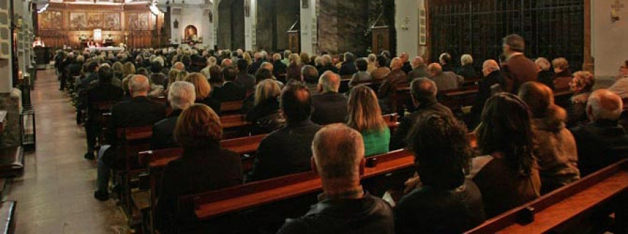 Decenas de personas dan el último adiós en la iglesia de Santa Lucía al empresario Manuel Soto