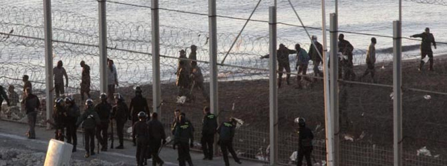 Mueren al menos ocho ilegales en el asalto masivo a la frontera ceutí