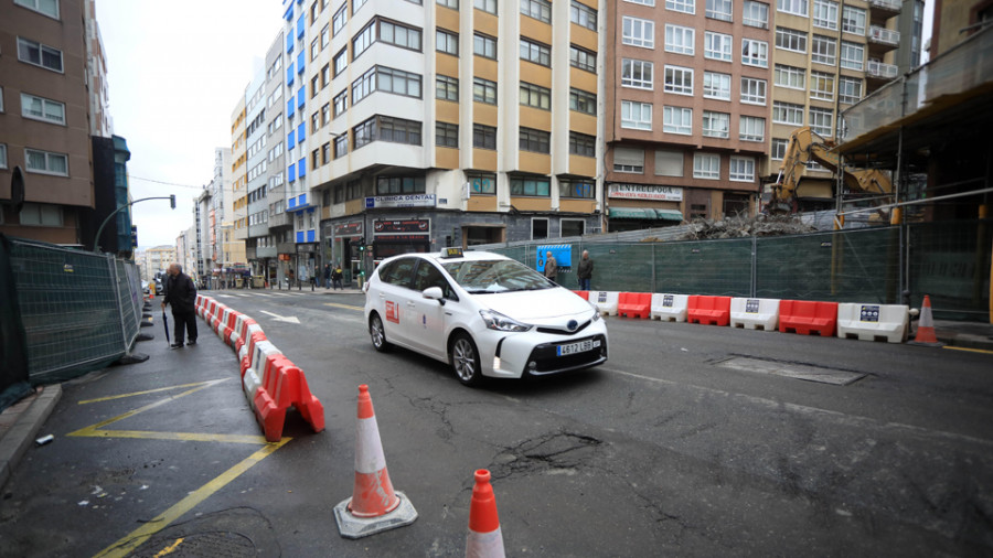 La avenida de Finisterre reabre al tráfico sin viaducto en la zona central