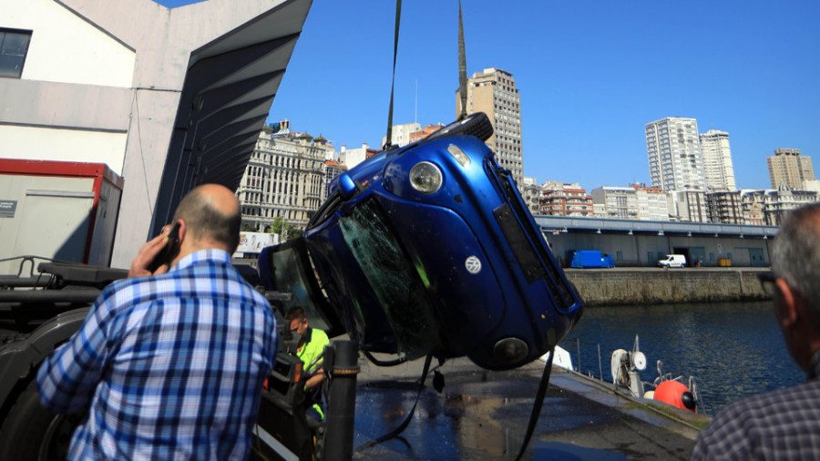 Un turismo cae del muelle  y golpea el casco del barco del servicio de Aduanas