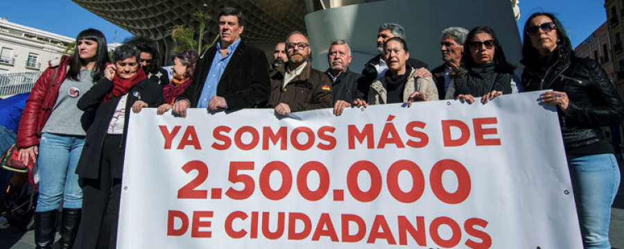 Familiares de víctimas recogen firmas en Sevilla a favor de la prisión permanente revisable