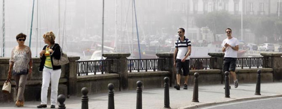 La niebla toma el relevo de las altas temperaturas y arruina a los coruñeses la tarde de playa