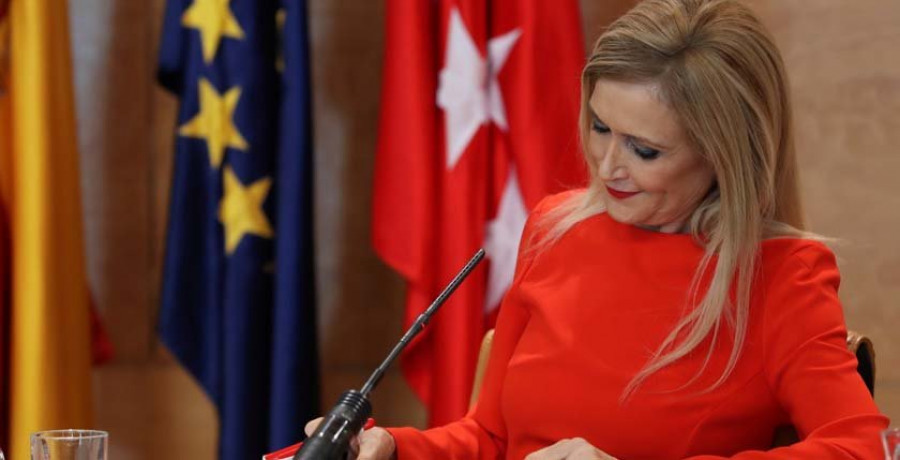 Cifuentes renuncia por carta a su máster y pide disculpas, pero dice que no dimitirá