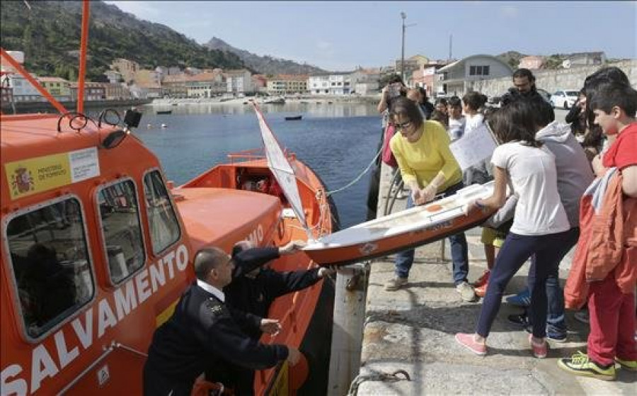 Galicia devuelve al mar un pequeño barco procedente de EEUU