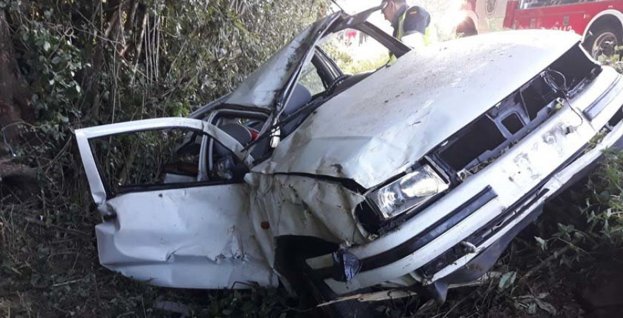 Fallece un hombre de 37 años tras salirse de la vía con 
un turismo en Oza-Cesuras