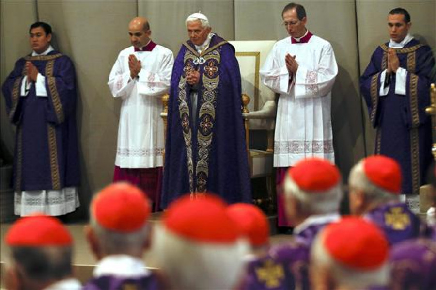 Benedicto XVI se reúne con sus sacerdotes de Roma para despedirse de ellos