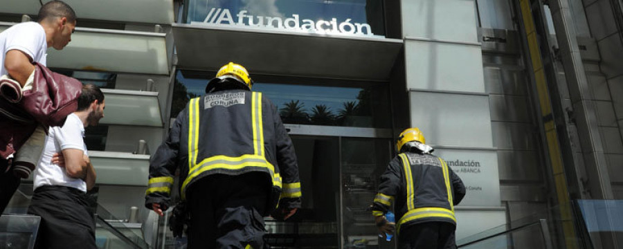 Un fuego en Afundación provoca una gran humareda y obliga a evacuar el edificio