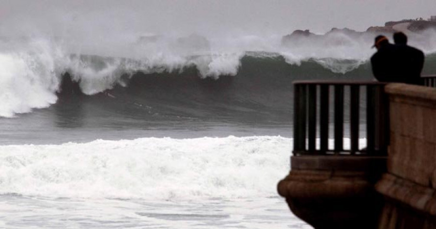 A Coruña estará este martes en riesgo por oleaje, lluvia y tormentas