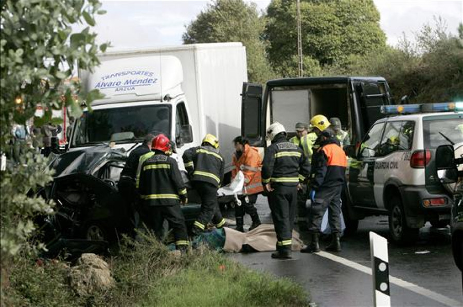 Tres muertos al colisionar un coche y un camión en el municipio coruñés de Arzúa