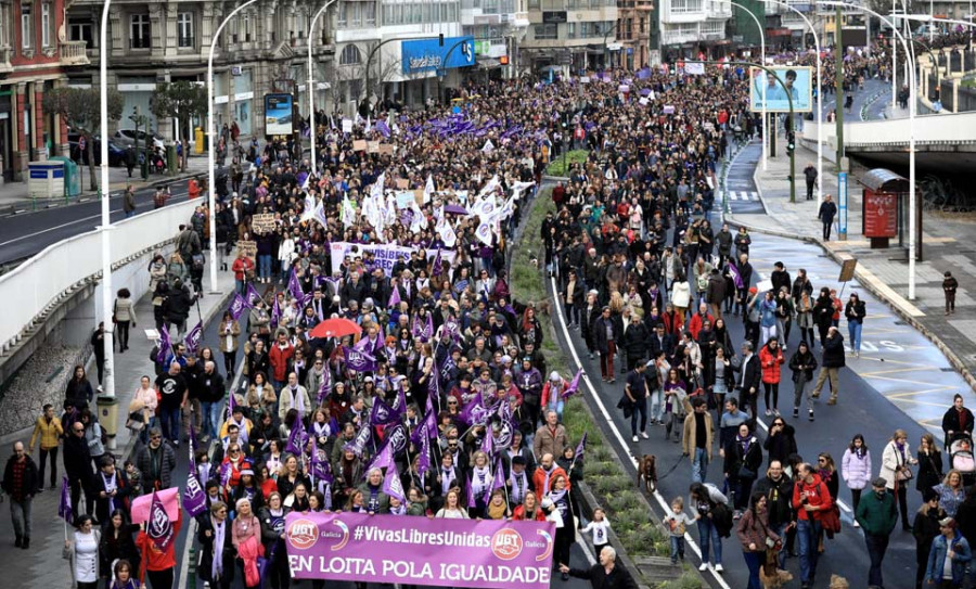 La marcha del 8M “inunda” la ciudad y convierte sus calles en ríos violetas