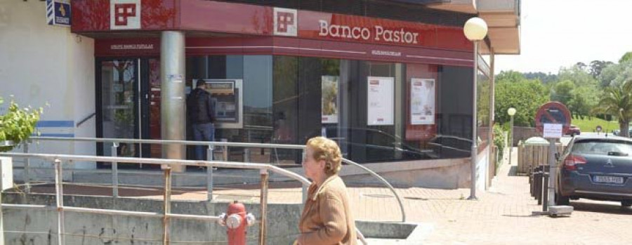 OLEIROS - Los comerciantes lamentan que el Banco Popular cierre  su única sucursal en Mera