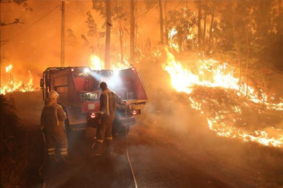 El incendio de Rianxo ha calcinado 140 hectáreas y se mantiene sin control