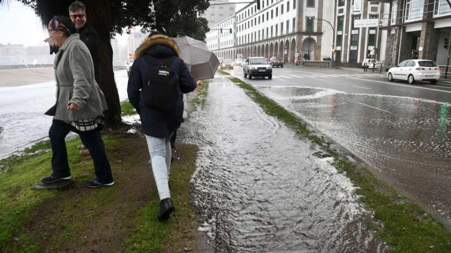 La alerta naranja más grave de la temporada obliga a cerrar el Paseo al tráfico peatonal