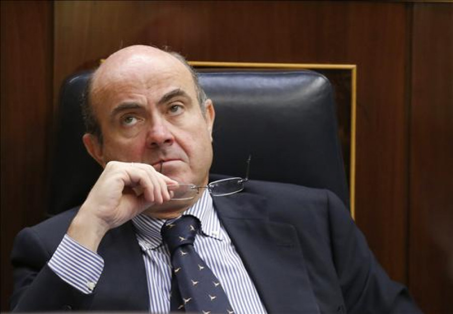 De Guindos dice no ha recibido "la más mínima presión" sobre un eventual rescate