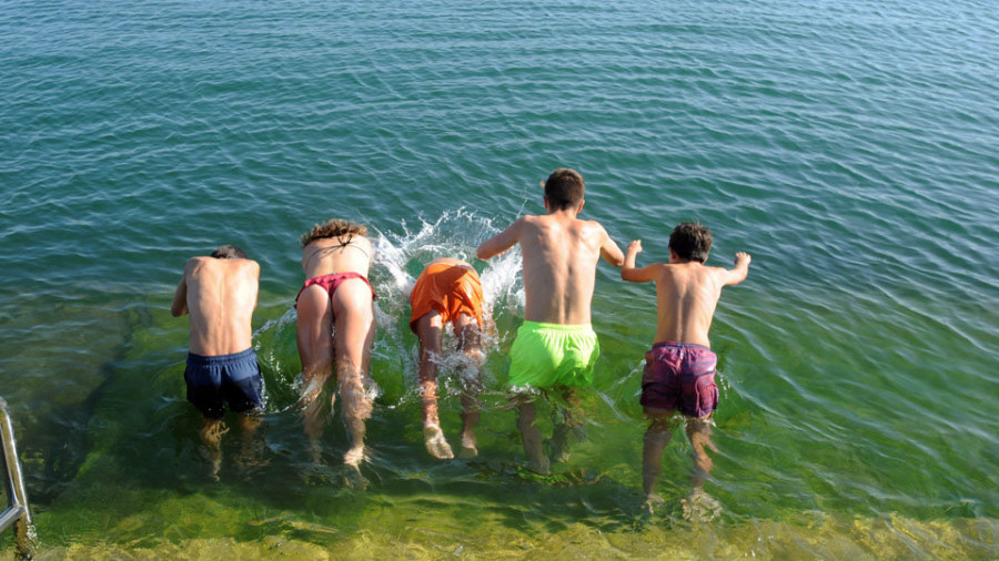 El baño en O Parrote permanecerá prohibido durante todo el verano por falta de socorristas