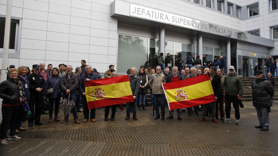 Policías y ciudadanos se concentran para apoyar a los agentes desplazados a Cataluña