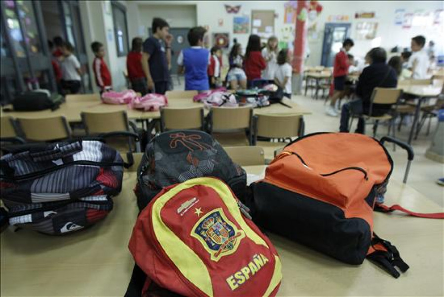 Avalan al colegio que accedió al móvil de un niño por exhibir un vídeo sexual