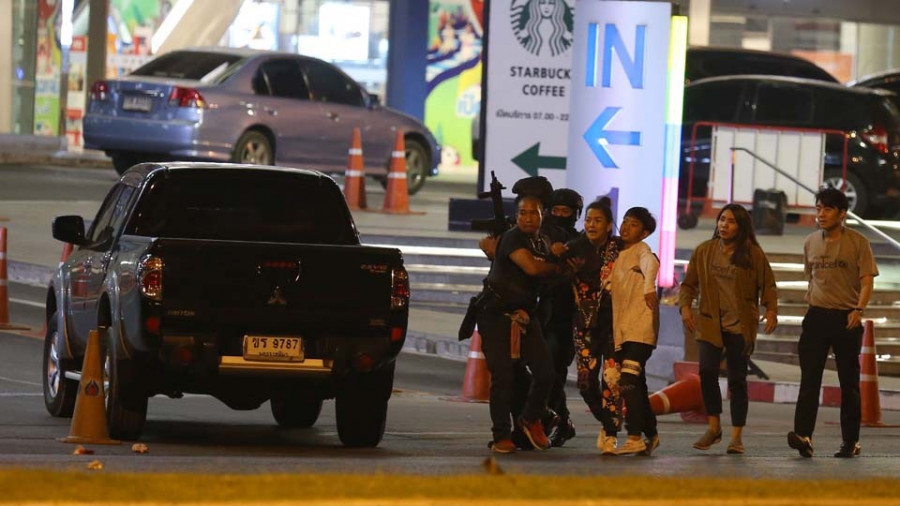 Un soldado mata a 20 personas y deja 30 heridos en un tiroteo en un centro comercial del este de Tailandia