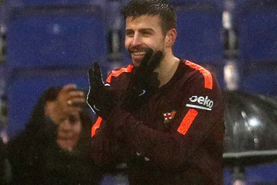 Piqué evita ‘in extremis’ la derrota del Barça contra
el Espanyol