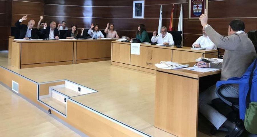 La corporación de Culleredo retira por unanimidad el título de alcalde honorario a Franco