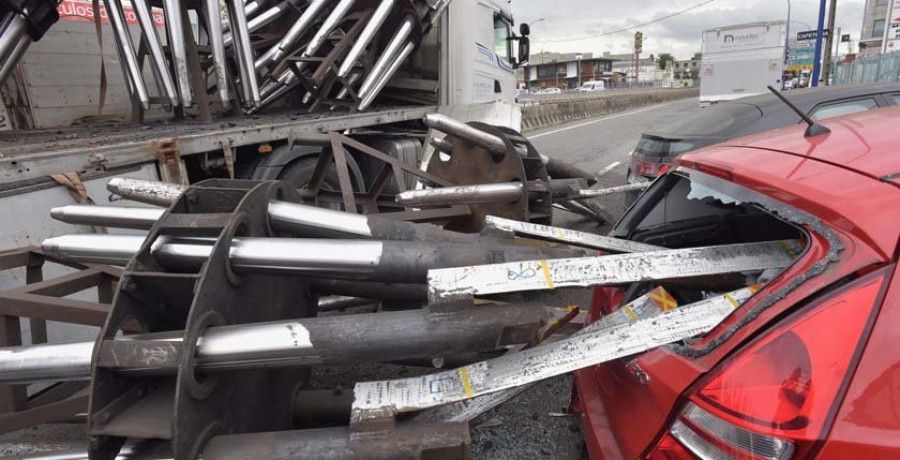 Un camión pierde su carga de varias toneladas de metal sobre unos coches