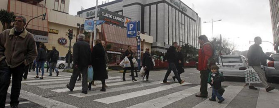 La última jornada de compras colapsa el tráfico en los espacios comerciales