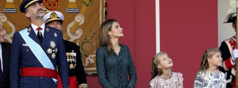 Los reyes presiden con sus hijas su primer desfile de la Fiesta Nacional