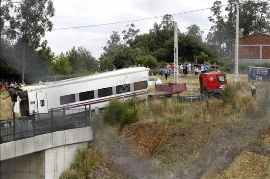 Rubalcaba y Valenciano visitan el lugar del accidente junto a Feijóo y Pastor