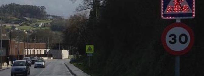 Betanzos mejora la seguridad vial en el entorno de los centros escolares con señales luminosas