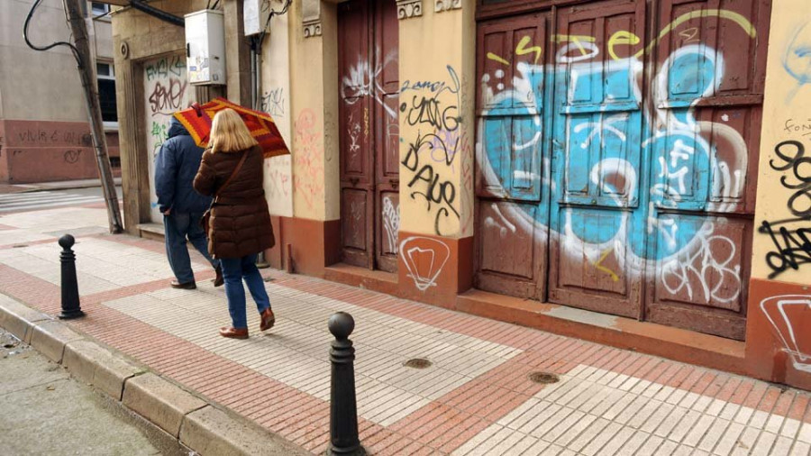 Medio Ambiente vincula la plaga de grafitis en el centro con el ocio nocturno y el afán de visibilidad