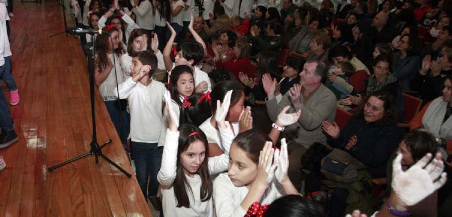 Ocho colegios y 440 alumnos bailan a favor de la paz en la Universidad Laboral