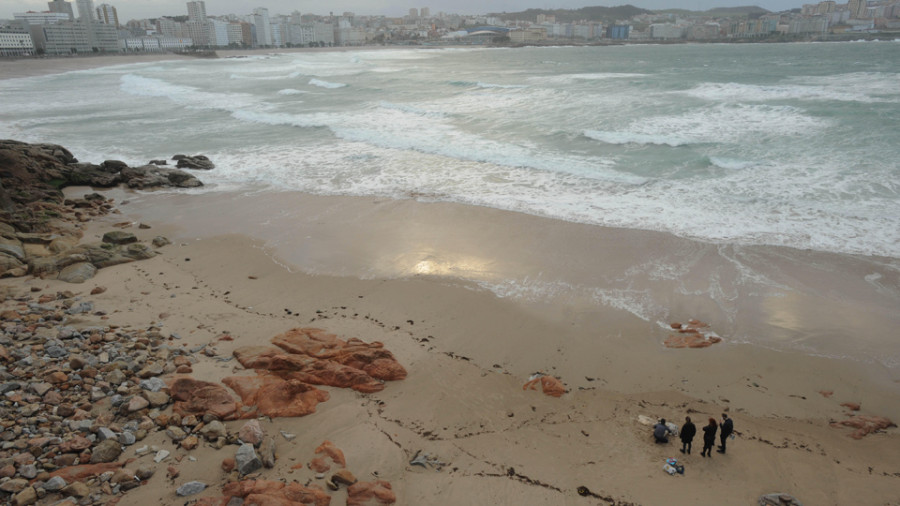 La alerta naranja mantendrá vedadas las playas y zonas verdes al público hasta mañana