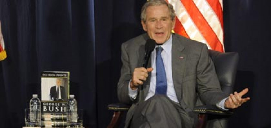 Difunden en internet autorretratos del expresidente Bush en el baño