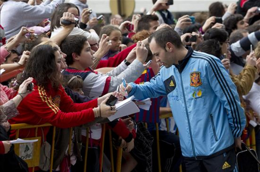 Cerca de 500 personas reciben en Málaga a la selección española