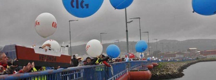 Unha cadea humana percorre a ponte das Pías polo futuro do naval ferrolán