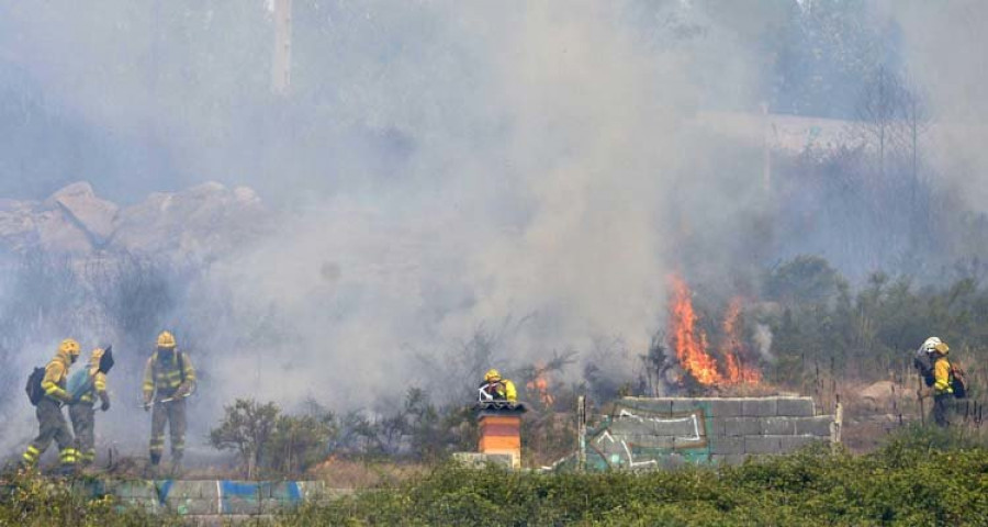 Un llamativo incendio calcina dos hectáreas de monte en San Pedro de Visma