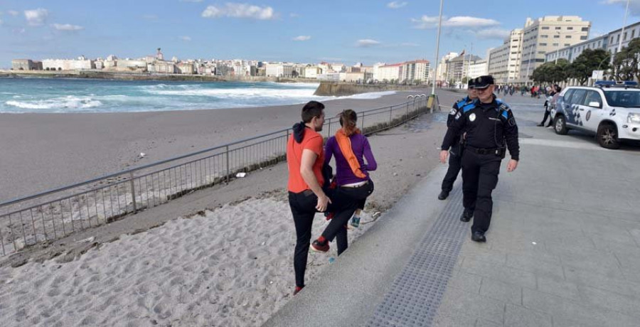 La Policía Local de A Coruña controlará de forma presencial la capacidad en las playas desde este lunes