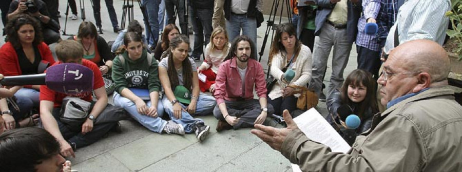 El hermano de Wert imparte una clase en la calle para mostrar su rechazo a la Lomce