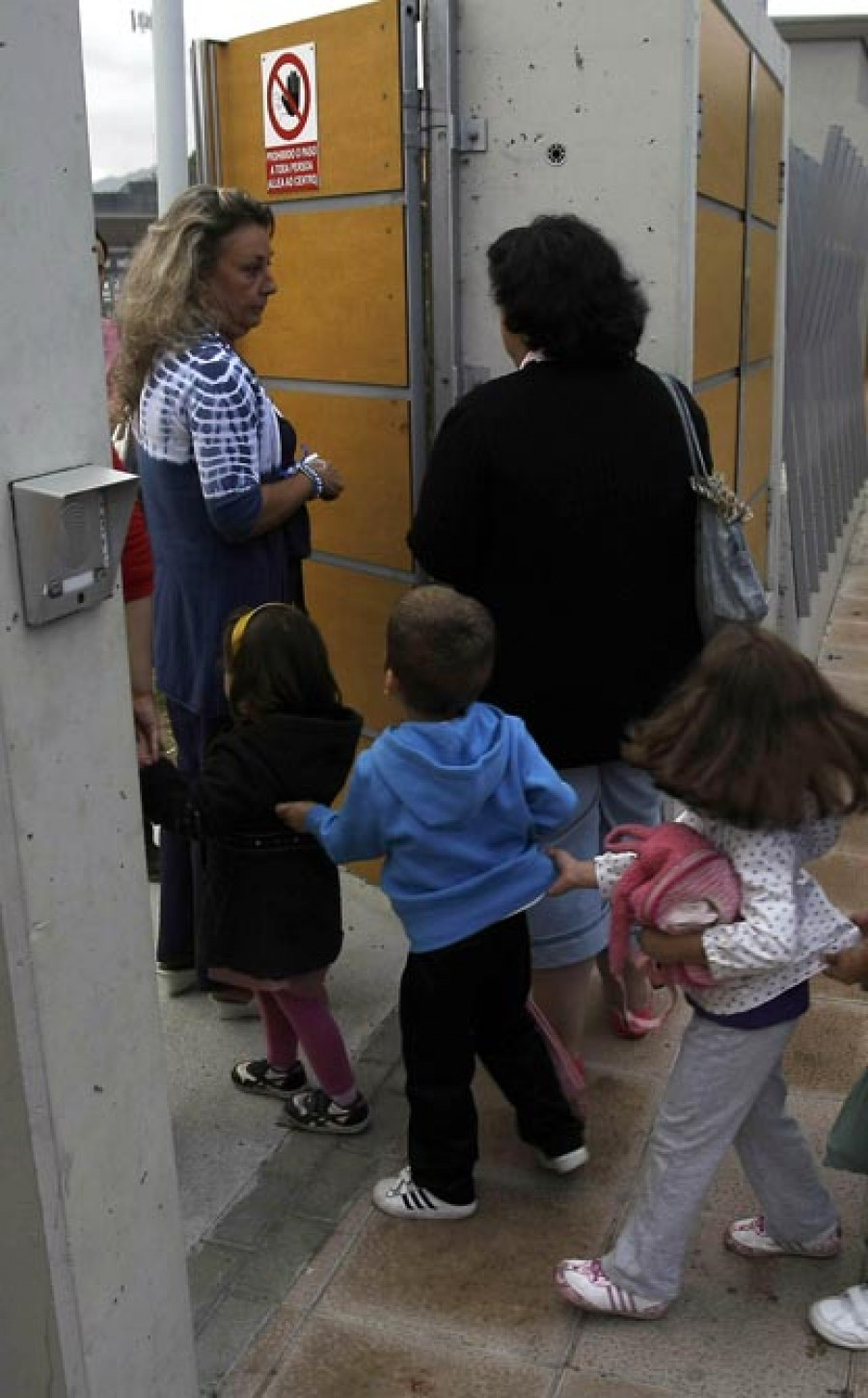 Los padres del colegio Arteixo exigen que se repongan las plazas de bus retiradas a 16 niños