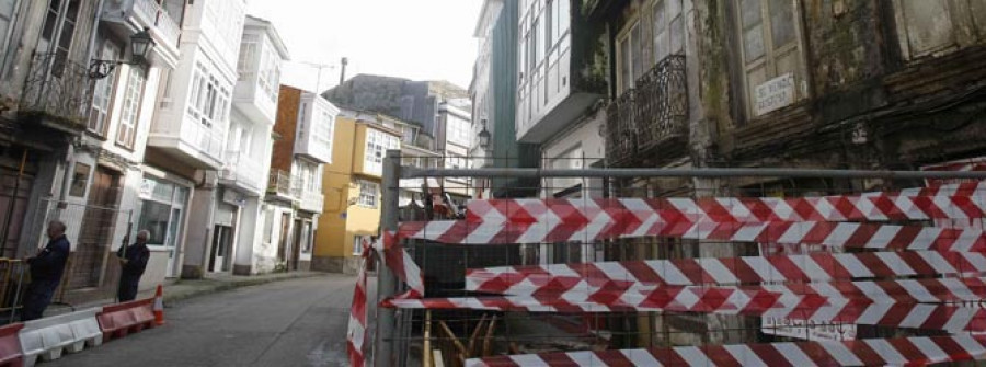 El riesgo de derrumbe de dos inmuebles obliga a cerrar  al tráfico la calle de A Ribeira