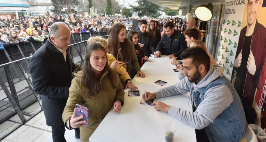 Reportaje | Los seguidores de OT se hacen con el 40% de la sala de cine de Los Rosales en una hora