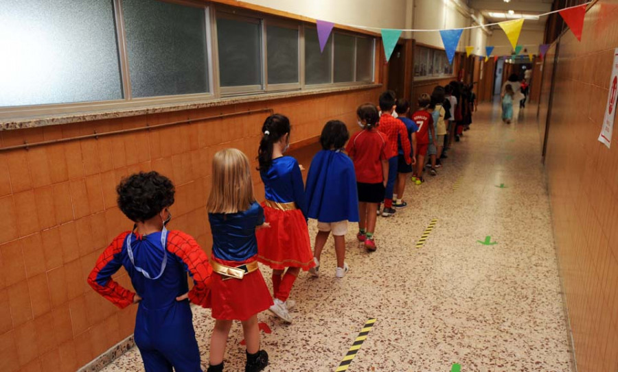 Las mascarillas, las entradas escalonadas y los grupos de convivencia marcan el inicio del curso