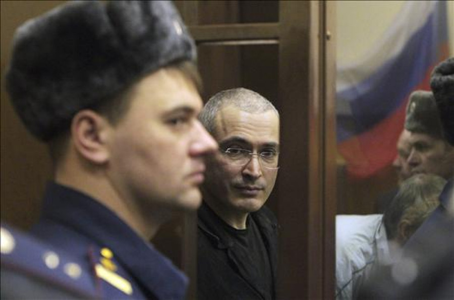 El exmagnate petrolero ruso Mijail Jodorkovski sale en libertad