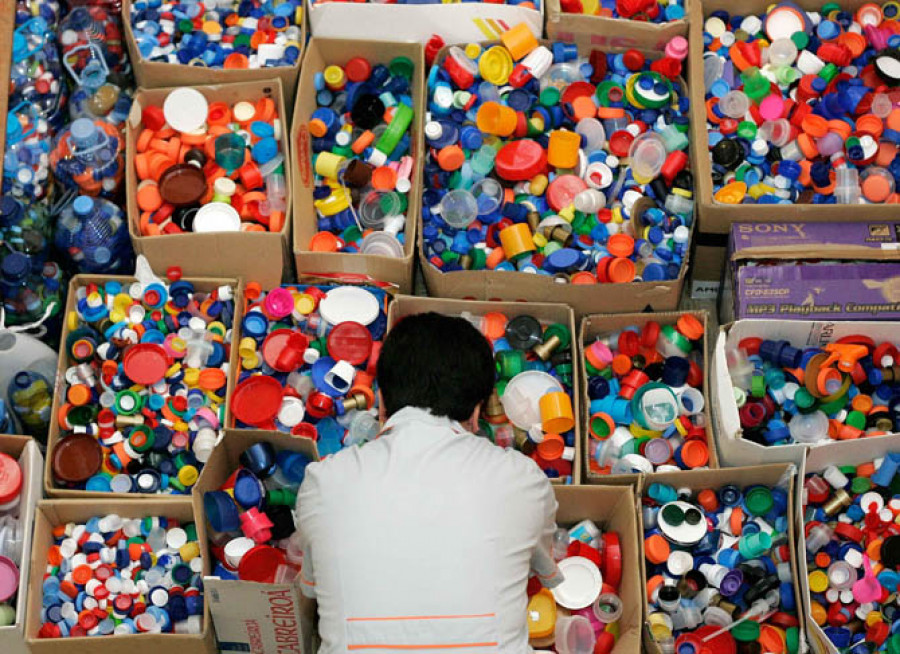 El Sal Lence recopila miles de tapones de plástico para ayudar a un niño sin un brazo