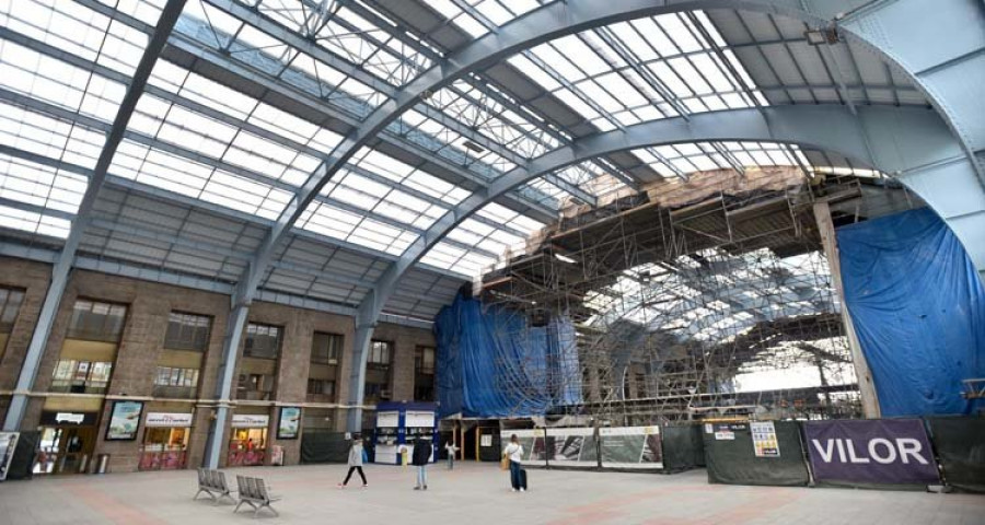 La estación de San Cristóbal vuelve a su azul original en una reforma que atiende 
al mobiliario menor