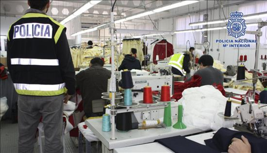 Detenida una empresaria por explotar a 44 trabajadores en talleres textiles en Madrid