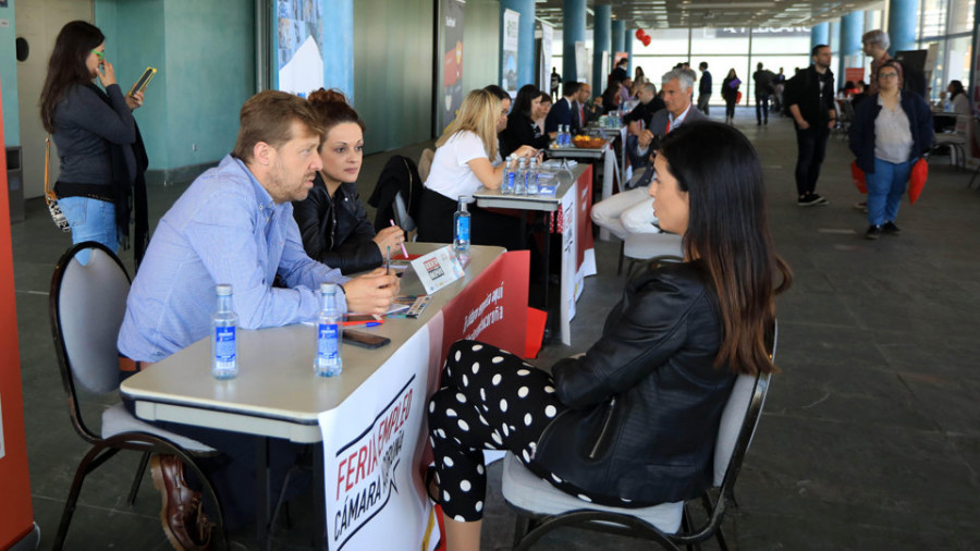 Más de 500 jóvenes acuden a la feria de empleo de la Cámara para buscar su primera oportunidad laboral